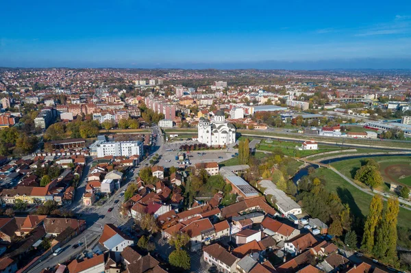 Valjevo セルビアの都市のパノラマ 西セルビアのコルバラ地区の空中ドローンビュー管理センター — ストック写真