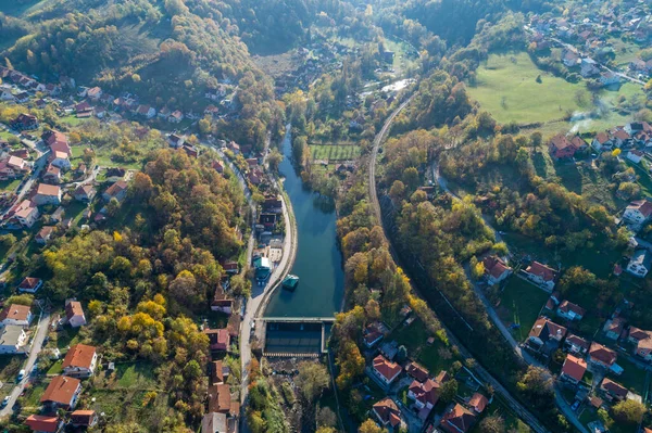 Dan Nad Rzeką Gradac Valjewie Panorama Miasta Serbii Aerial Drone — Zdjęcie stockowe