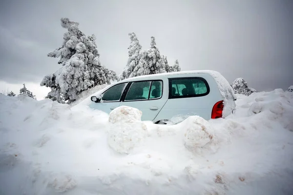 Auto Bloccata Nella Neve Profonda Sulla Strada Montagna Problema Traffico — Foto Stock