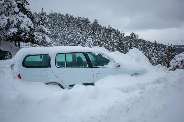 Auto Bloccata Nella Neve Profonda Sulla Strada Montagna Problema Traffico — Foto Stock