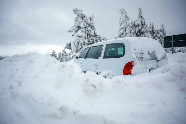 Auto Bloccata Nella Neve Profonda Sulla Strada Montagna Problema Traffico — Foto Stock