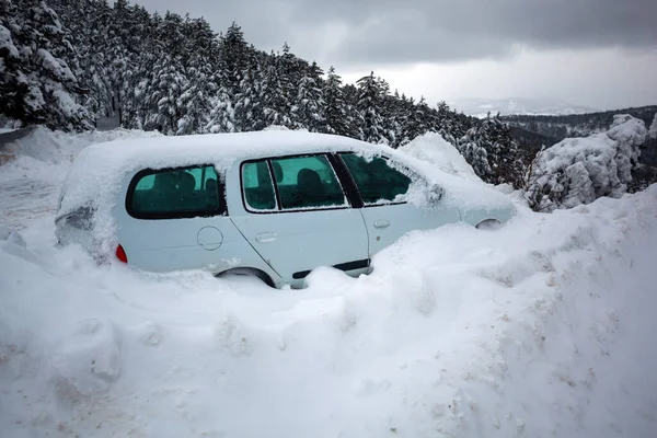 Auto Bloccata Nella Neve Profonda Sulla Strada Montagna Problema Traffico — Foto Stock