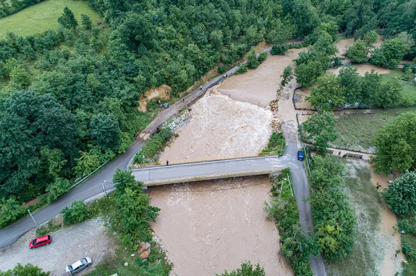 Şiddetli Yağmurdan Sonra Taşan Bir Nehir Yolu Köprüyü Araziyi Tehdit — Stok fotoğraf