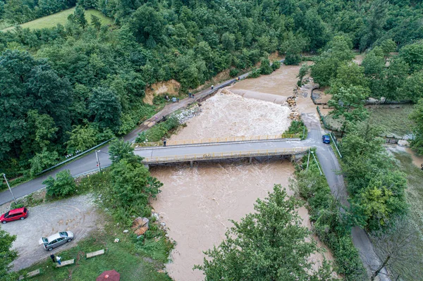 大きな雨の後道路 財産を脅かす川 — ストック写真