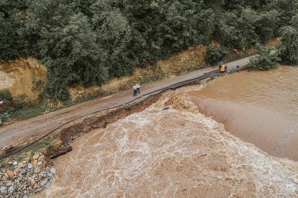 Μετά Από Μεγάλη Βροχή Ένα Ποτάμι Που Ξεχειλίζει Απειλεί Δρόμο — Φωτογραφία Αρχείου