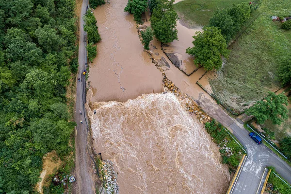 大きな雨の後道路 財産を脅かす川 — ストック写真