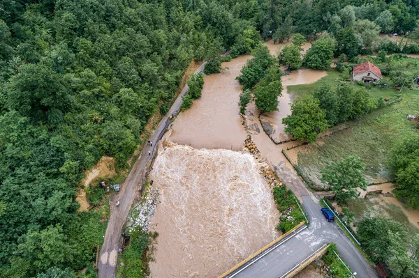 大きな雨の後道路 財産を脅かす川 — ストック写真