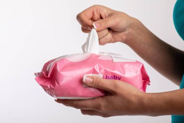 Paketlemeden ıslak mendil almak - hijyen prosedürü ve bulaşıcı hastalıkların önlenmesi