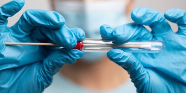 Coronavirus COVID-19 test kiti, PPE koruyucu maske ve eldivenler, OP NP hasta numunesi almak için tüp, PCR DNA RNA protokol testi fotoğrafı