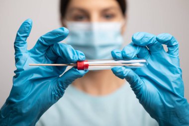 Coronavirus COVID-19 test kiti, PPE koruyucu maske ve eldivenler, OP NP hasta numunesi almak için tüp, PCR DNA RNA protokol testi fotoğrafı