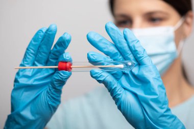 Coronavirus COVID-19 test kiti, PPE koruyucu maske ve eldivenler, OP NP hasta numunesi almak için tüp, PCR DNA RNA protokol testi fotoğrafı