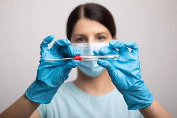 Asistentă Medicală Care Deține Kit Testare Tamponului Coronavirus Covid Mască — Fotografie, imagine de stoc