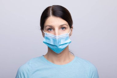 Endişeli hemşire, doktor ya da bilim adamı portresi yüz maskesi ve koruyucu yüz maskesi fotoğrafı