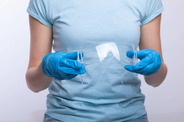 Медсестра Врач Носящий Проверяющий Защитное Оборудование Против Вирусов Бактериальных Заболеваний — стоковое фото