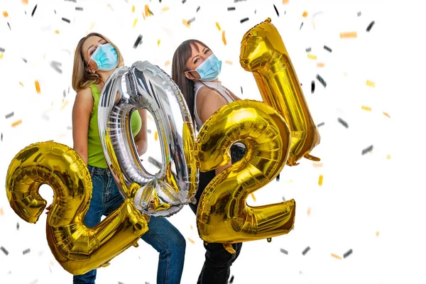Szczęśliwi Przyjaciele Świętują Nowy Rok 2021 Maskami Twarzy — Zdjęcie stockowe
