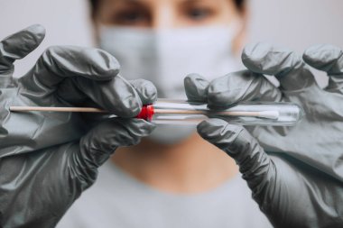 Coronavirus COVID-19 test kiti, PPE koruyucu maske ve eldivenler, OP NP hasta numunesi almak için tüp, PCR DNA RNA protokol testi fotoğrafı