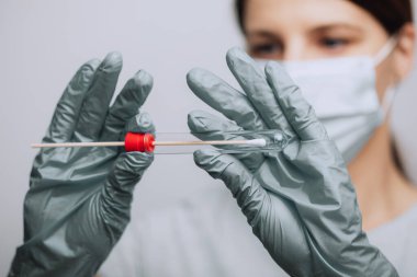 Coronavirus COVID-19 test kiti, PPE koruyucu maske ve eldivenler, OP NP hasta numunesi almak için tüp, PCR DNA RNA protokol testi fotoğrafı