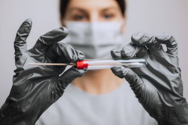 Coronavirus COVID-19 test kiti, PPE koruyucu maske ve eldivenler, OP NP hasta numunesi almak için tüp, PCR DNA RNA protokol testi fotoğrafı