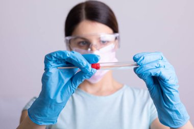 Coronavirus COVID-19 test kiti, PPE koruyucu maske ve eldivenler, OP NP hasta numunesi almak için tüp, PCR DNA RNA protokol fotoğrafı.