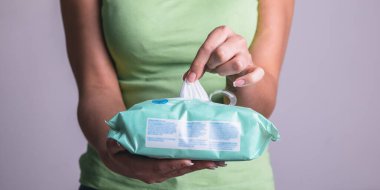 Paketlemeden ıslak mendil almak - hijyen prosedürü ve bulaşıcı hastalıkların önlenmesi