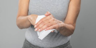 Kıdemli kadın ıslak mendille el temizliği, bulaşıcı hastalıkların önlenmesi, covid19