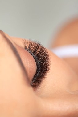 Güzel Uzun Kırbaçlar. Kirpik Uzantısı Tedavisi. Yapay Kirpikli Kadın Gözleri.
