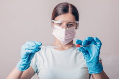 Coronavirus COVID-19 test kiti, PPE koruyucu maske ve eldivenleri tutan laboratuvar teknisyeni, OP NP hasta numunesi almak için tüp, PCR DNA protokol fotoğrafı