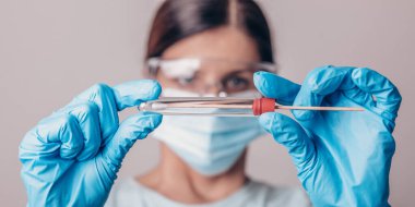 Coronavirus COVID-19 test kiti, PPE koruyucu maske ve eldivenler, OP NP hasta numunesi almak için tüp, PCR DNA protokol fotoğrafı