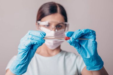 Coronavirus COVID-19 test kiti, PPE koruyucu maske ve eldivenler, OP NP hasta numunesi almak için tüp, PCR DNA protokol fotoğrafı.