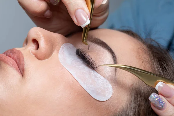 Closeup Treatment Beauty Procedure Upgrade Eyelashes Extension Tweezers Woman Eyes — Foto Stock