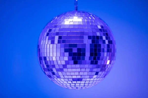 Shining Disco Ball Party Sprzęt Muzyczny Tle Niebieskiej Ściany — Zdjęcie stockowe