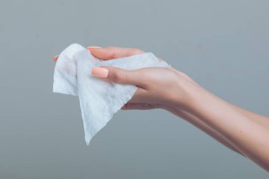 Bulaşıcı hastalıkların önlenmesi, korona19, ıslak mendille elleri temizlemek.