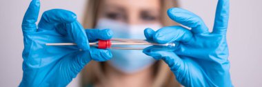 Coronavirus COVID 19 test kiti, PPE koruyucu maskesi ve eldiven taşıyan yüz maskeli hemşire, OP NP hasta numunesi almak için tüp, PCR DNA RNA test protokolü fotoğrafı