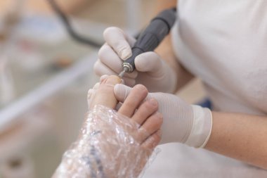 Kadın ayağı pedikür prosedürü tedavi sürecinde stok fotoğrafı