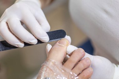 Kadın ayağı pedikür prosedürü tedavi sürecinde stok fotoğrafı