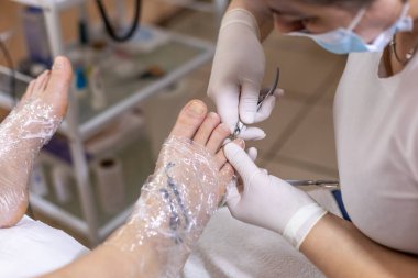 Kadın ayağı pedikür prosedürü tedavi sürecinde stok fotoğrafı