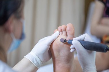 Kadın ayağı pedikür prosedürü tedavi sürecinde stok fotoğrafı