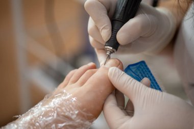 Kadın ayağı pedikür prosedürü tedavi sürecinde stok fotoğrafı