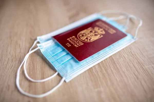 Passaporte Máscara Facial Descartável Macro Detalhe Novo Conceito Viagem Normal — Fotografia de Stock