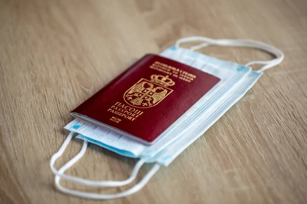 Διαβατήριο Και Μάσκα Προσώπου Μίας Χρήσης Μακροεντολή Λεπτομέρεια Νέα Κανονική — Φωτογραφία Αρχείου