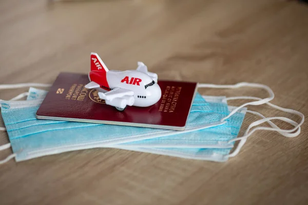 Flugreisen Neuer Realität Gesichtsmaske Reisepass Und Flugzeug — Stockfoto