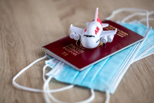 Αεροπορική Εταιρεία Ταξιδεύοντας Νέα Πραγματικότητα Post Covid Μάσκα Προσώπου Διαβατήριο — Φωτογραφία Αρχείου