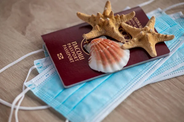 Seyahate ve tatile hazır - Pasaport ve deniz kabuğu ve deniz yıldızı maskeli yüz maskesi