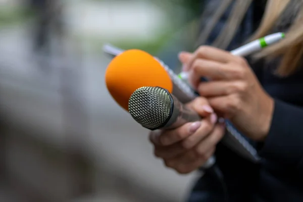 Vrouwelijke Journaliste Nieuwsconferentie Notities Schrijven Microfoon Vasthouden — Stockfoto