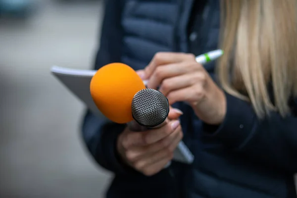 Giornalista Donna Alla Conferenza Stampa Che Scrive Appunti Tiene Microfono — Foto Stock