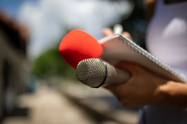 Giornalista Donna Alla Conferenza Stampa Che Scrive Appunti Tiene Microfono — Foto Stock