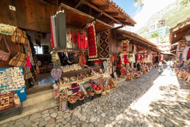 Kruja, Kroja, Kruja, Kruj, Bazar kasabası ve Arnavutluk 'un orta kesiminde bir belediye