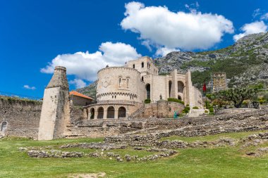 Kruja, Kroja, Kruja, Kruj, Kruj - Kasabadaki Skanderbeg şatosu ve müzesi ve Arnavutluk 'un kuzeyinde bir belediye