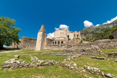 Kruja, Kroja, Kruja, Kruj, Kruj - Kasabadaki Skanderbeg şatosu ve müzesi ve Arnavutluk 'un kuzeyinde bir belediye
