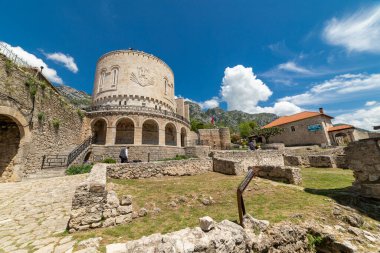 Kruja, Kroja, Kruja, Kruj, Kruj - Skanderbeg Şatosu ve şehir merkezindeki müze ve Arnavutluk 'un kuzeyindeki bir belediye